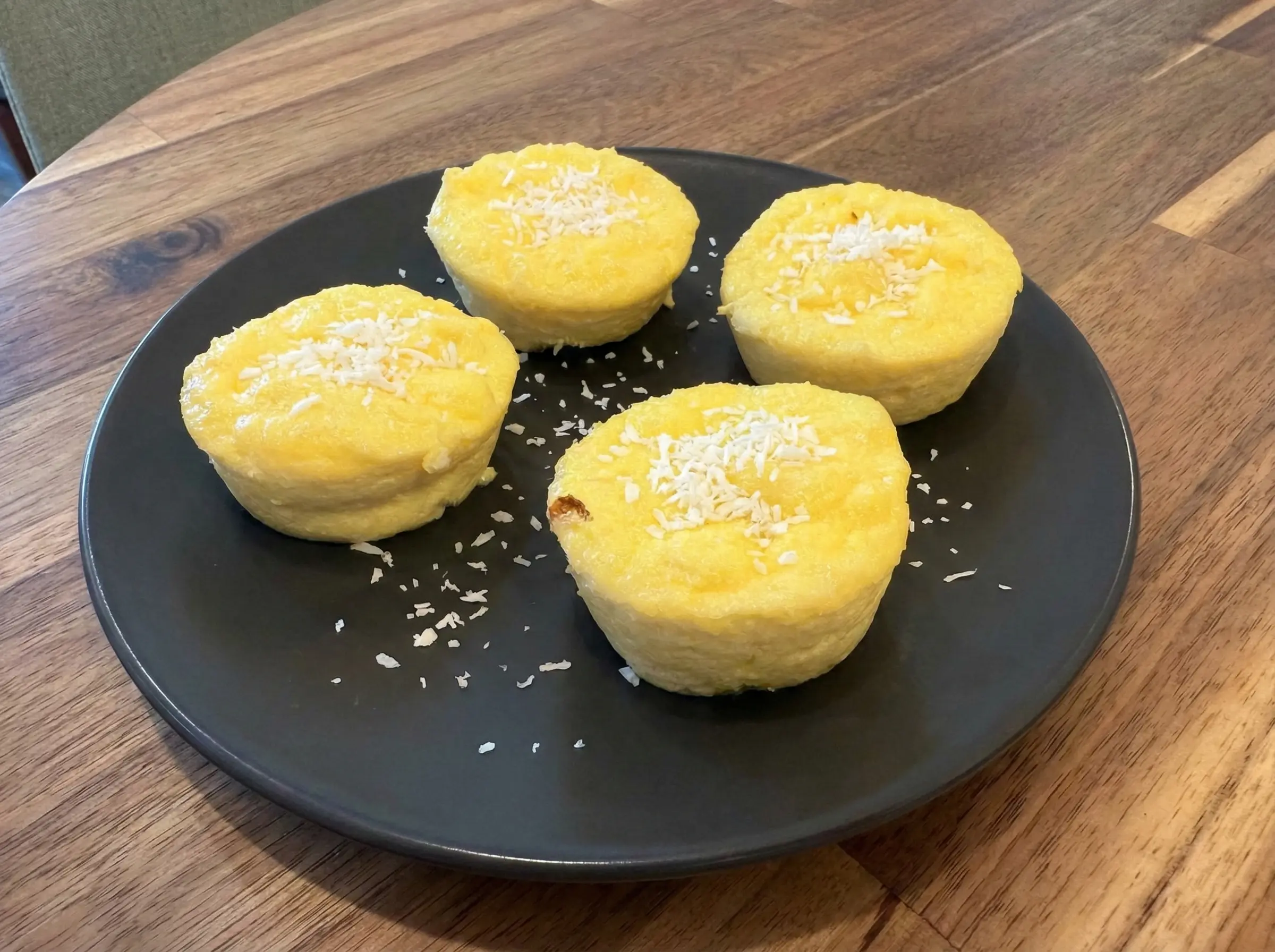 Photo pour la recette de : Gâteaux moelleux à la coco